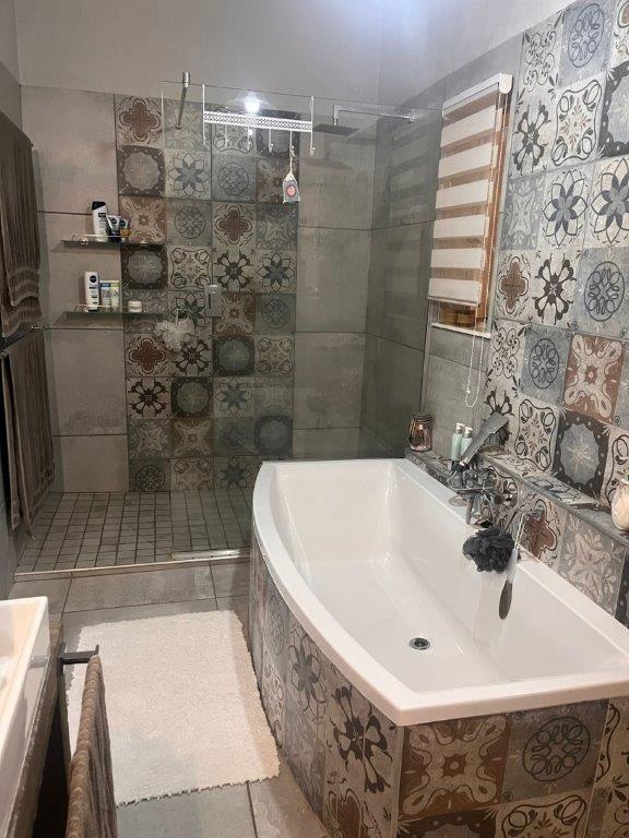 4 Bedroom Property for Sale in Ladybrand Free State